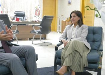 Tras cierre de la DEA, embajadora de EE.UU. encabeza actividad con el presidente de la DNCD
