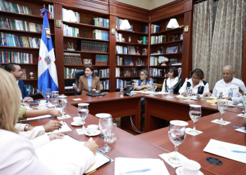 Gabinete de Salud escucha demandas de enfermeras