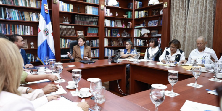 Gabinete de Salud escucha demandas de enfermeras