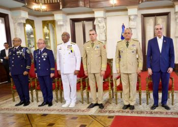 Abinader premia la permanencia en los cuerpos castrenses