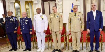 Abinader premia la permanencia en los cuerpos castrenses