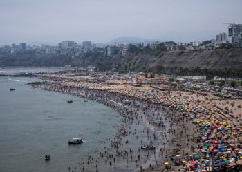 En Perú: Cierran popular playa de Lima por contaminación provocada por bañistas