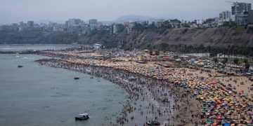 En Perú: Cierran popular playa de Lima por contaminación provocada por bañistas