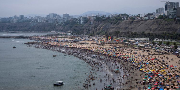 En Perú: Cierran popular playa de Lima por contaminación provocada por bañistas