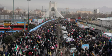 Irán celebra su 47 aniversario presentando decenas de misiles que alcanzan hasta 1,500 kilómetros