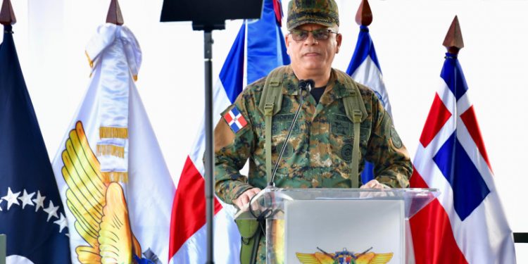 Ministro de Defensa valora entrega equipos militares a Fuerzas Armadas