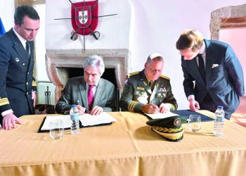 Ministros de Defensa cierran la compra de cuatro buques