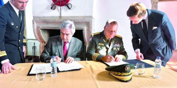 Ministros de Defensa cierran la compra de cuatro buques