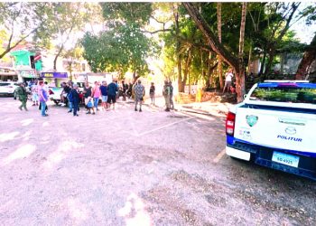 Militares desmantelan casetas en alrededores de la playa de Sosúa