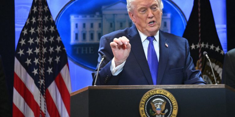 Trump aumenta arancel global de EEUU a 15% tras revés judicial