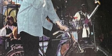 Juan Luis Guerra: de la bicicleta del 2000 a los drones del 2026, sube la bilirrubina en Santiago