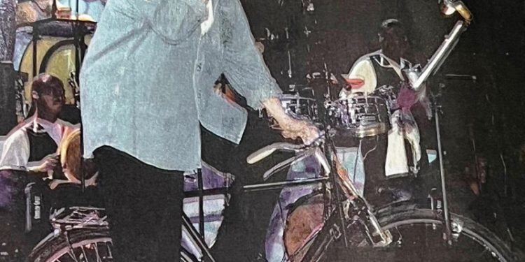 Juan Luis Guerra: de la bicicleta del 2000 a los drones del 2026, sube la bilirrubina en Santiago