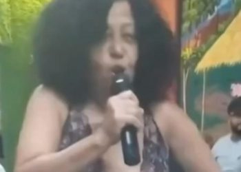 Detienen mujer en Espaillat tras interpretar el Himno Nacional en ritmo urbano