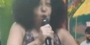 Detienen mujer en Espaillat tras interpretar el Himno Nacional en ritmo urbano