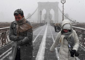 Suben a 14 muertes por frío en NY pese a medidas emergencia