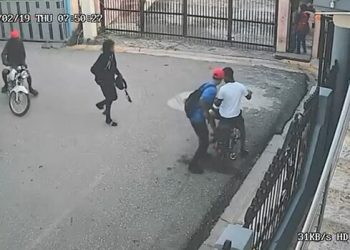 Cuatro delincuentes armados siembran terror y despojan a joven de su motocicleta a plena luz del día en Santiago