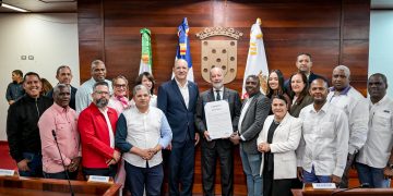 Ayuntamiento de Santiago reconoce como Visitante Distinguido al embajador de Italia, Stefano Queirolo Palmas