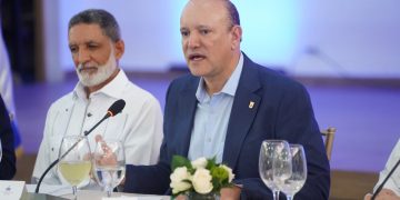 Alcalde Ulises Rodríguez respalda instalación de la Mesa de los Cinco Pilares y reafirma compromiso de Santiago con la educación