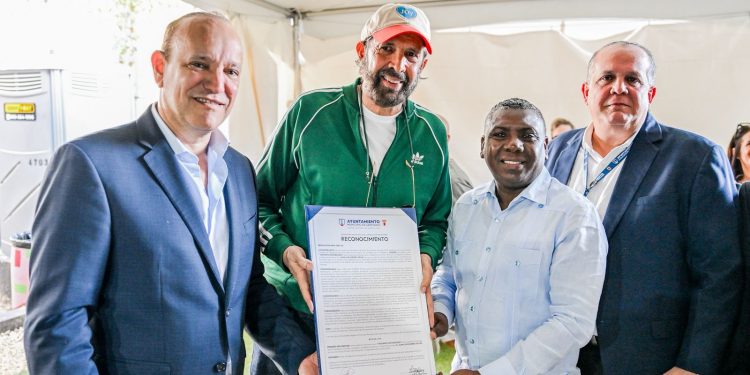 Ayuntamiento de Santiago declara a Juan Luis Guerra “Visitante Distinguido”