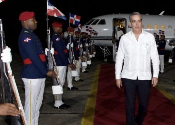 Abinader regresó al país tras su viaje a Emiratos Árabes Unidos