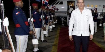 Abinader regresó al país tras su viaje a Emiratos Árabes Unidos