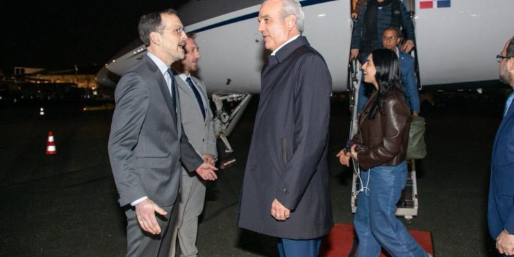 Presidente Abinader llega a París donde se reunirá con su homólogo Emmanuel Macron y participará en Foro Global Anticorrupción e Integridad