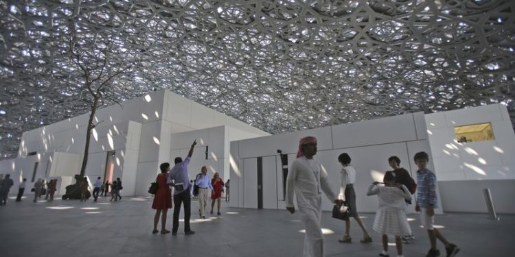 Francia teme por obras prestadas al Louvre Abu Dabi