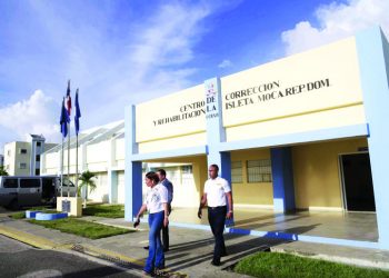 Trasladan a 21 internos de cárcel de Moca vinculados a ilícitos en ese centro