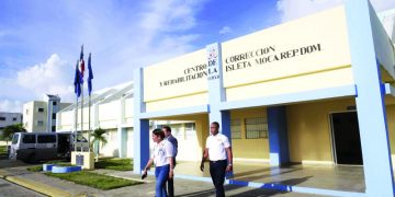 Trasladan a 21 internos de cárcel de Moca vinculados a ilícitos en ese centro