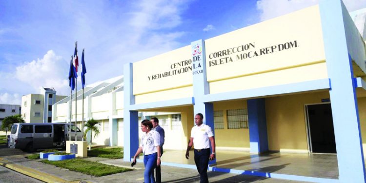 Trasladan a 21 internos de cárcel de Moca vinculados a ilícitos en ese centro