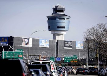 Aeropuerto de Nueva York reabre tras choque mortal entre avión y camión en pista