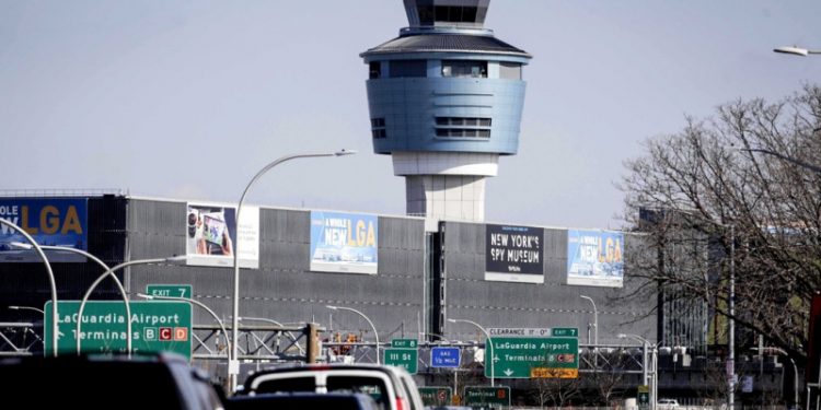 Aeropuerto de Nueva York reabre tras choque mortal entre avión y camión en pista