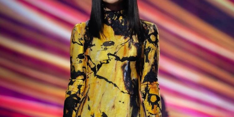 Pausini defiende la música con voz y carisma desde una fortaleza en el arranque de su gira