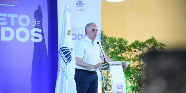 Ministro de Educación niega que más de 500 mil estudiantes estén fuera de las aulas