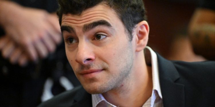 Abogados de Luigi Mangione buscan retrasar sus juicios estatales y federales