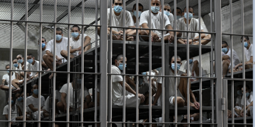 Gobierno de Bukele propone cadena perpetua para "homicidas, violadores y terroristas" en El Salvador