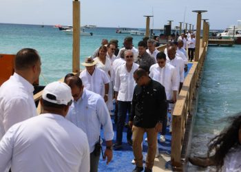 Abinader inaugura techado multiuso, un muelle turístico e inició obra en La Romana