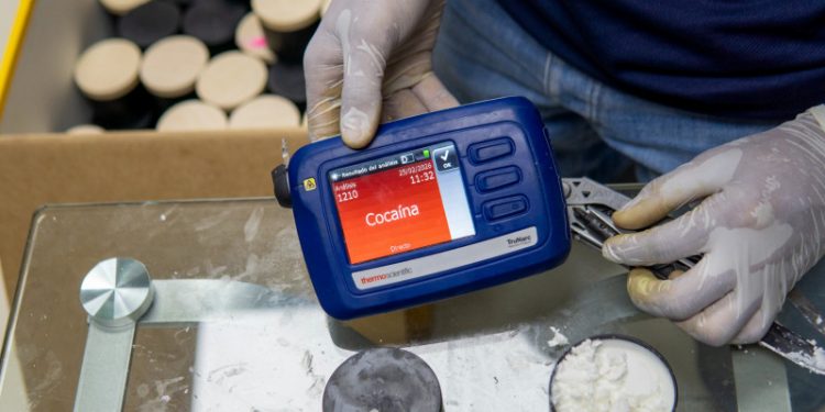 Ocupan 96 velones aromatizantes que iban para España con presunta cocaína