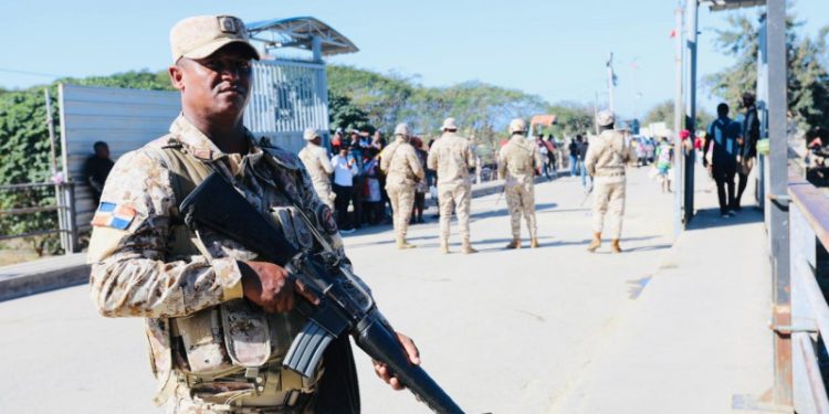 Haitianos se movilizan en Juana Méndez y alcalde alerta sobre chantajes de cerrar la frontera