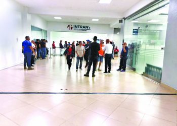 Proceso para obtener la nueva licencia provoca críticas de solicitantes en Santiago