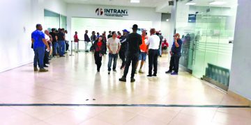 Proceso para obtener la nueva licencia provoca críticas de solicitantes en Santiago