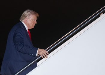 Trump recibe los restos de los seis soldados muertos en la guerra contra Irán