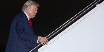 Trump recibe los restos de los seis soldados muertos en la guerra contra Irán