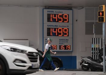 Barril de petróleo supera los 100 dólares tras conflicto entre Irán, Estados Unidos e Israel