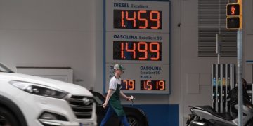 Barril de petróleo supera los 100 dólares tras conflicto entre Irán, Estados Unidos e Israel