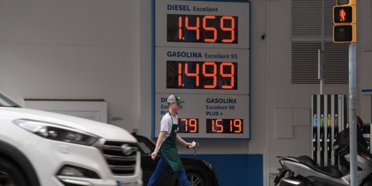 Barril de petróleo supera los 100 dólares tras conflicto entre Irán, Estados Unidos e Israel