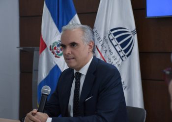 Educación ajustará salario mínimo de empleados administrativos de escuelas