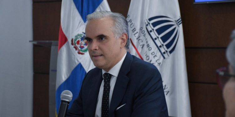 Educación ajustará salario mínimo de empleados administrativos de escuelas