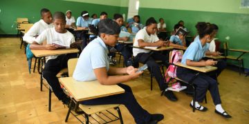 ADP respalda propuesta de regular uso de celulares en las aulas