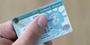 EE.UU. aumenta restricciones contra los dueños de la "green card"